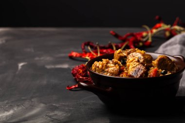 Kil tabakta büyük porsiyon pilav. Özbek yemekleri nefis..