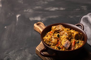 Kil tabakta büyük porsiyon pilav. Özbek yemekleri nefis..