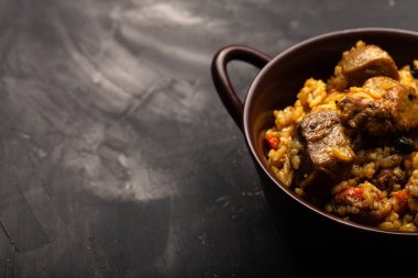 Kil tabakta büyük porsiyon pilav. Özbek yemekleri nefis..