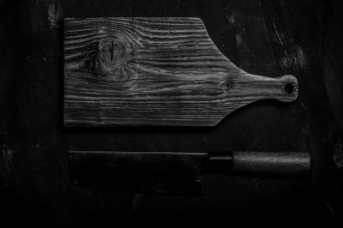 Karanlık bir masada bıçakları doğramak. Ayarlanmış.