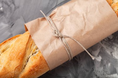 Yapılandırılmış yüzeyde ekmekle kompozisyon.