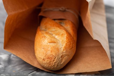 Yapılandırılmış yüzeyde ekmekle kompozisyon.