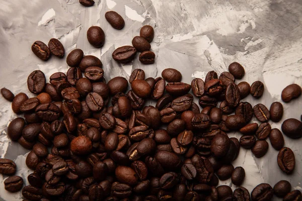 Složení Kávovými Zrny Texturovaném Pozadí Různými Svévolnými Skvrnami — Stock fotografie