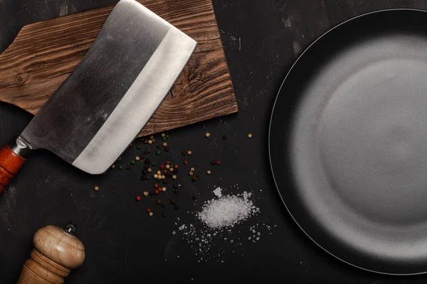 Messer Und Gewürze Auf Einem Dunklen Tisch — Stockfoto