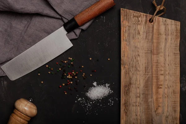 Messer Und Gewürze Auf Einem Dunklen Tisch — Stockfoto