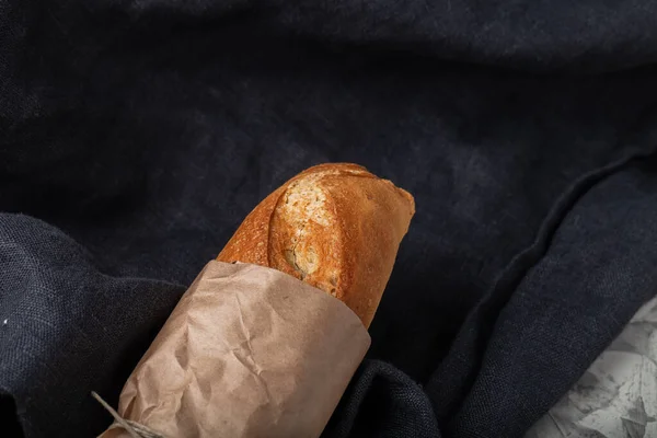 Composição Com Pão Uma Superfície Rebocada Texturizada — Fotografia de Stock