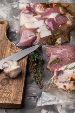 Yapışkan bir yüzeyde pişirilmek üzere hazırlanmış etle kompozisyon..