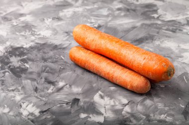 Yapışkan yüzeyde havuçlu bir kompozisyon..