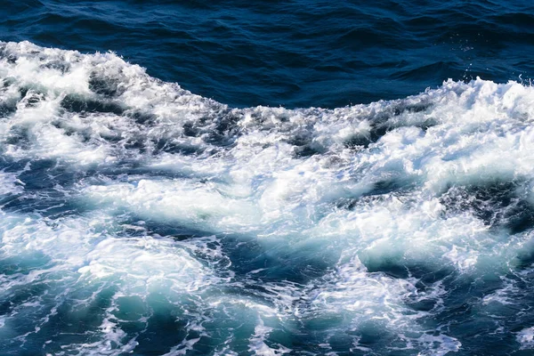 海浪的白峰 有选择的重点 浅水区深度 — 图库照片