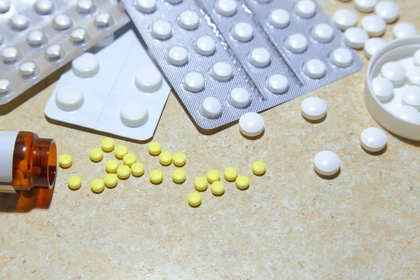 Various tablets - analgesics, antidepressants, vitamins, antiviral drugs scattered on the table. — Stock Photo, Image