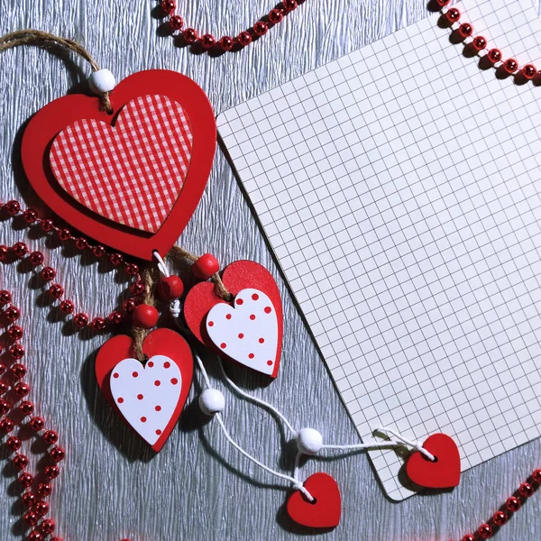 バレンタインの日、結婚式、愛。お祝いの言葉や招待状を作成するための空のスペースで銀色の灰色の背景に赤と白の明るい木製の心. — ストック写真