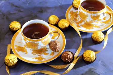 Çay içme. Çay töreni. İki bardak çay ve çikolata şeker tatlı.