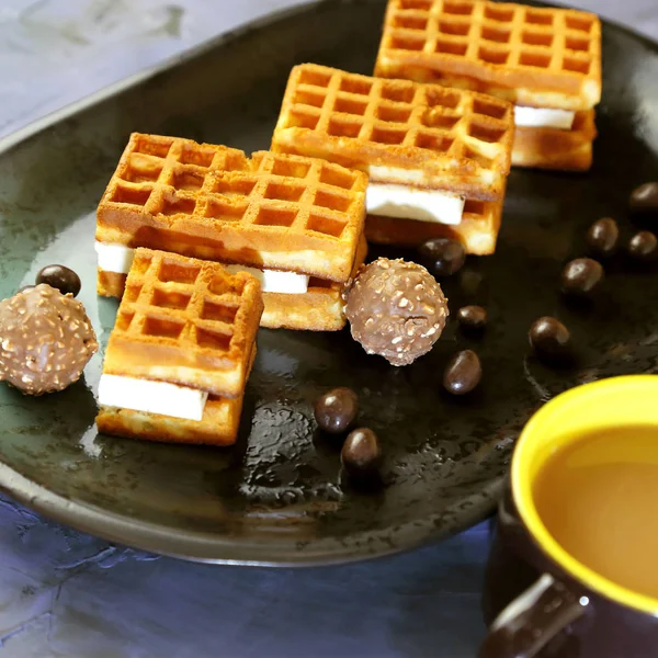 Breakfast. For dessert, Viennese waffles, chocolate sweets, hot chocolate and peanuts in the glaze.