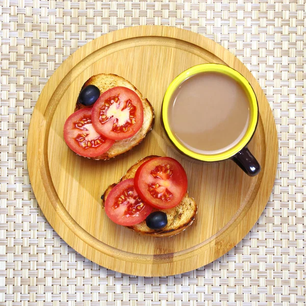 Une saine alimentation. Petit déjeuner. Chocolat chaud et deux toasts aux tomates et aux olives . — Photo