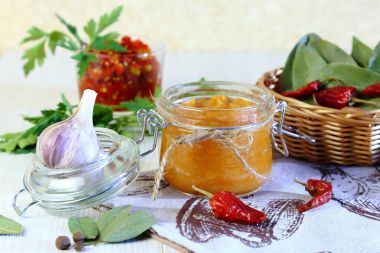 Evde konserve. Sebze püresi. Lahana havyar ile baharat, biber ve sarımsak bir kavanoz içinde.