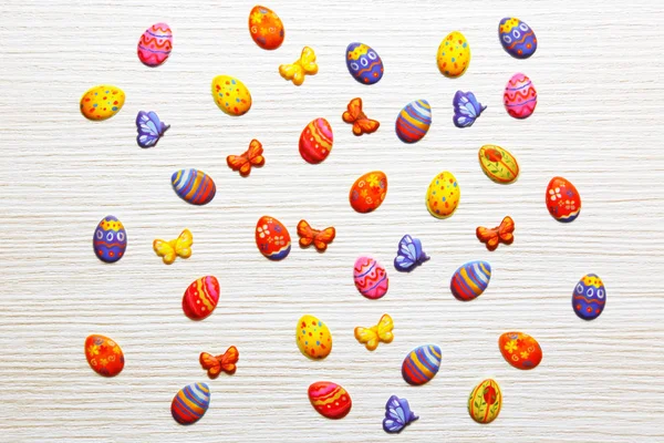 Wielkanoc tła z małe naklejki kolorowe jaja i motyle. — Zdjęcie stockowe
