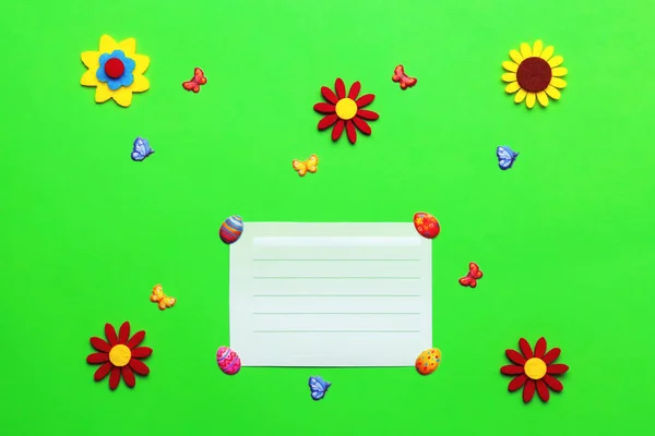 Яскраво-зелений Пасхальний дитячий фон для покриття з квітами, метеликами та яйцями . — стокове фото