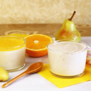 Gıda. Panna cotta. Süt meyve tatlı yoğurt ve krema armut, muz ve portakal ile yapılan dut.