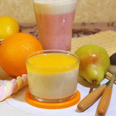 Gıda. Süt meyve tatlı yoğurt ve krema çilek, armut, portakal ve limon ile yapılan dut.