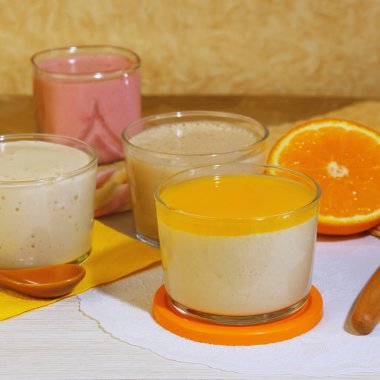 Gıda. Süt meyve tatlı yoğurt ve krema çilek, portakal ve limon ile yapılan dut.