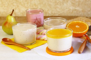 Gıda. Süt meyve tatlı yoğurt ve krema çilek, armut, portakal ve limon ile yapılan dut.