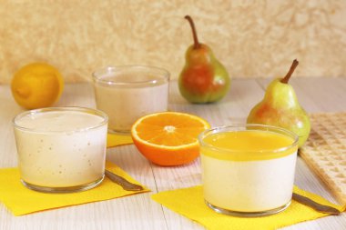 Gıda. Panna cotta. Yoğurt ve armut, limon ve portakal Kremalı süt meyve tatlı yaptı.