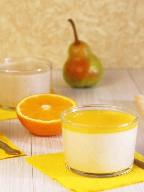 Gıda. Panna cotta. Yoğurt ve armut ve turuncu krem süt meyve tatlı yaptı.