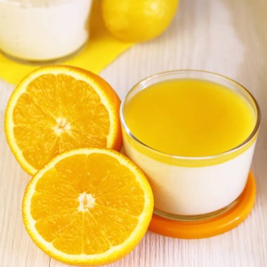 Gıda. Panna cotta. İtalyan süt meyveli tatlı yoğurt ve limon ve portakal krem yaptı.