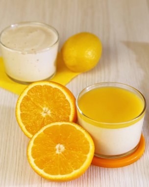 Gıda. Panna cotta. İtalyan süt narenciye tatlı yoğurt ve limon ve portakal krem yaptı.