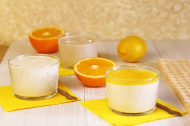 Gıda. Panna cotta. Yoğurt ve limon ve portakal krema süt meyve tatlı yaptı.