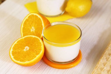 Gıda. Panna cotta. İtalyan süt narenciye tatlı yoğurt ve limon ve portakal krem yaptı.