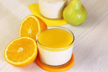 Gıda. Panna cotta. İtalyan süt narenciye tatlı yoğurt ve armut ve turuncu krem yaptı.