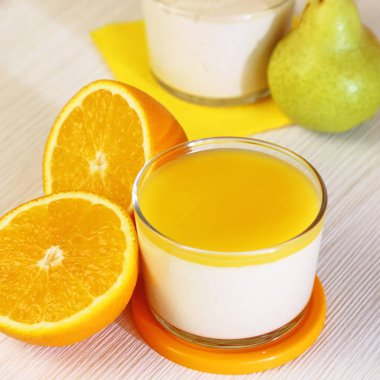 Gıda. Panna cotta. İtalyan süt narenciye tatlı yoğurt ve armut ve turuncu krem yaptı.