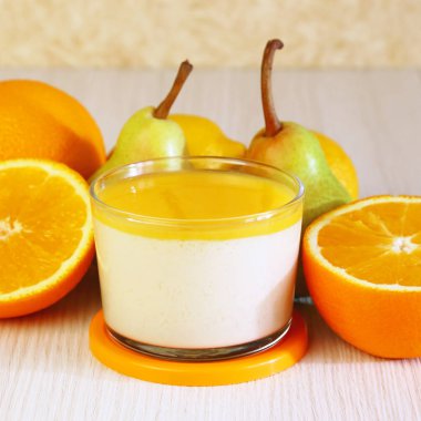 Gıda. Panna cotta. Yoğurt ve armut, limon ve portakal kremalı İtalyan süt narenciye tatlı yaptı.