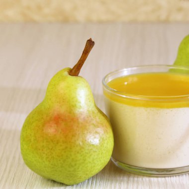 Gıda. Armut ve Panna cotta. İtalyan süt narenciye tatlı yoğurt ve armut ve turuncu krem yaptı.