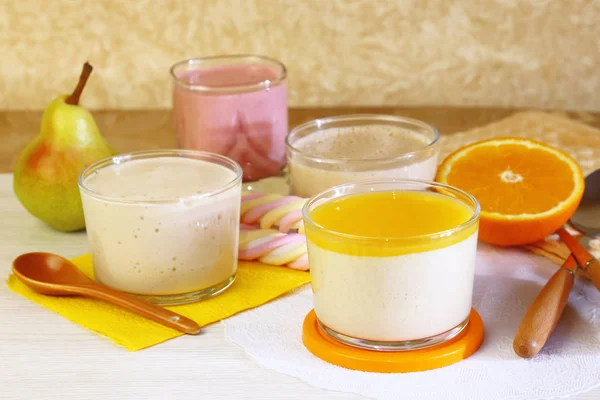 Gıda. Süt meyve tatlı yoğurt ve krema çilek, armut, portakal ve limon ile yapılan dut.