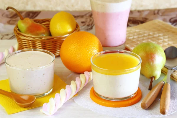 Gıda. Süt meyve tatlı yoğurt ve krema çilek, armut, portakal ve limon ile yapılan dut.