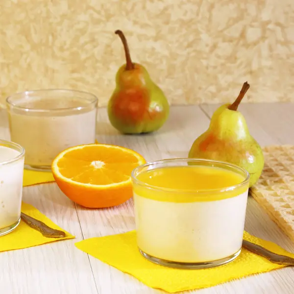 Gıda. Panna cotta. Yoğurt ve armut ve turuncu krem süt meyve tatlı yaptı.