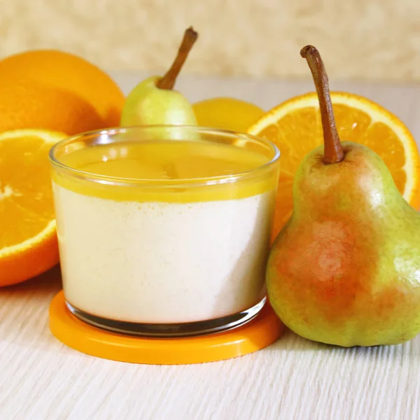 Gıda. Panna cotta. Yoğurt ve armut, limon ve portakal kremalı İtalyan süt narenciye tatlı yaptı.