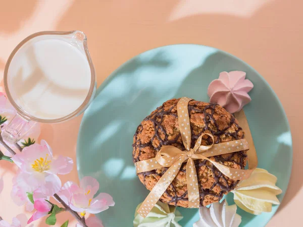 Frisch gebackene Haferflocken knusprige Kekse auf einem blauen Teller auf einem Hintergrund von Pfirsichfarbe, Milch, Französisch mehrfarbigen Baiser. leckeres kulinarisches Dessert, romantisches Festfrühstück, Essen, Snacks — Stockfoto