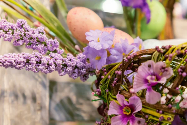 Świąteczna Dekoracja Wielkanocna Tradycyjne Malowane Jajka Wiosenne Jasne Purpurowe Kwiaty — Zdjęcie stockowe
