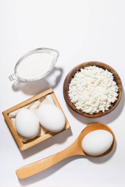 Yiyecek bir kalsiyum, magnezyum, protein, yağ, karbonhidrat ve dengeli beslenme kaynağıdır. Masadaki süt ürünleri: süzme peynir, ekşi krema, süt, tavuk yumurtası, kazein, albumin, globülin, ücretsiz laktoz içerir