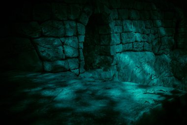 Koridor dehşet, korkunç, karanlık. Şatoda hayalet gibi kasvetli bir mağara, tünelde oyuk, ayın gizemli gece ışığının altında ürkütücü gölgelerle bodruma giriş.