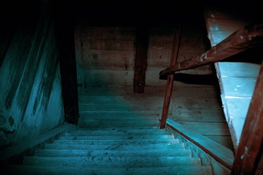 Cadılar bayramının gizemli, korkunç tavan arası. Eski, kirli, karanlık, gizemli, paranormal, ürkütücü bir bodrumda ya da ay ışığında kanlı siyah gölgesi olan tavan arasında eski, kirli, ahşap merdivenler.