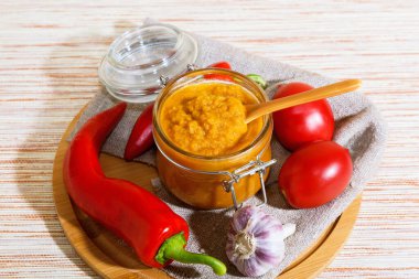 Sebze havyarı, diyet kabak püresi ve kabaklı parlak portakal biber, domates, sarımsak ve baharat dolu cam bir kavanozda. Vejetaryen yemekleri, sağlıklı beslenme. Konserve ev yapımı mahsul