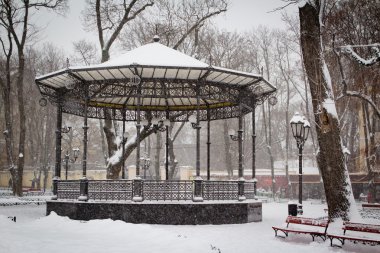 Karla kaplı bir şehir Park kemer
