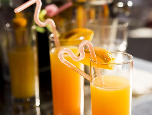 Ποτήρια με χυμό πορτοκάλι — Φωτογραφία Αρχείου