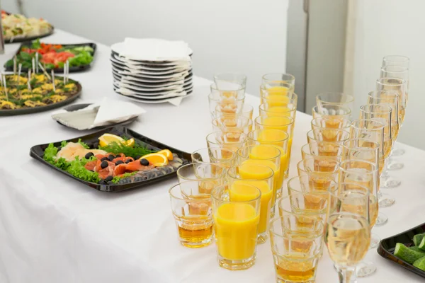 Der Tisch an der Rezeption mit Snacks — Stockfoto