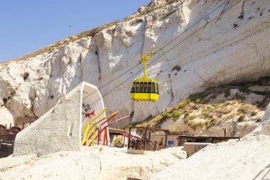 Sarı taksi teleferik grotto yukarıda iner 