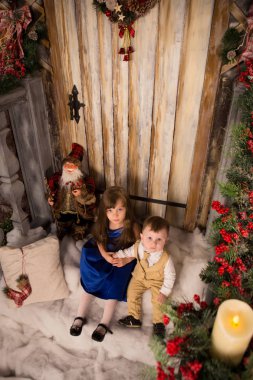 Küçük bir çocuk Noel Aralık ile verandada bir kızla